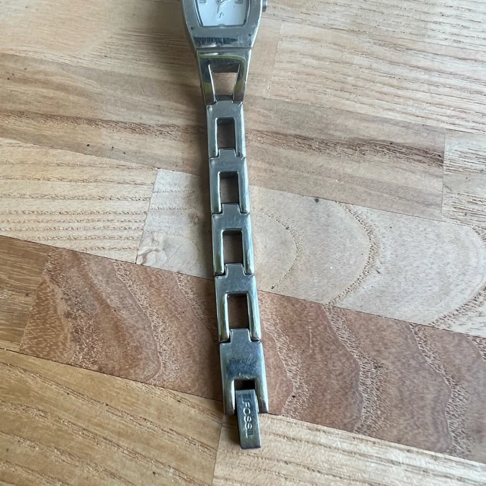 Fossil F2 ladies minimalist silver tone fashion watch NEW BATTERY